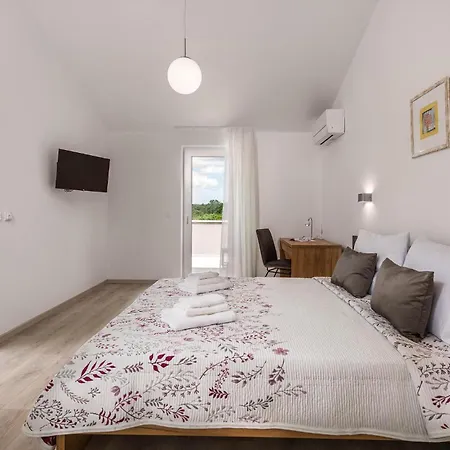 Amazing In Manjadvorci W/ Outdoor Swimming Pool, Wifi&3 Bedrooms Vakantiehuis