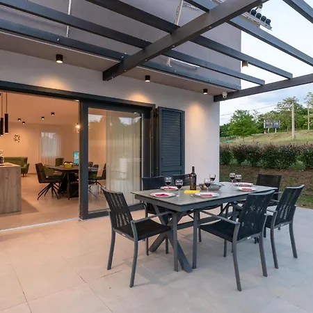 Amazing In Manjadvorci W/ Outdoor Swimming Pool, Wifi&3 Bedrooms Vakantiehuis *