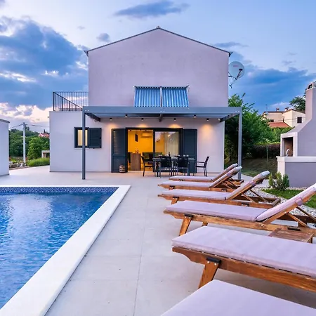 Vakantiehuis Amazing In Manjadvorci W/ Outdoor Swimming Pool, Wifi&3 Bedrooms