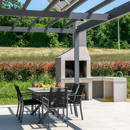 Amazing In Manjadvorci W/ Outdoor Swimming Pool, Wifi&3 Bedrooms Vakantiehuis Barban