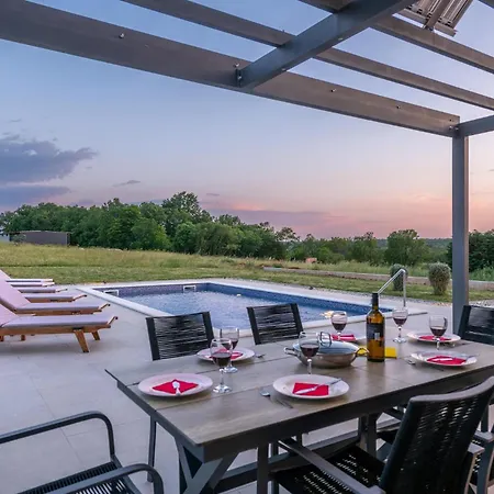Amazing In Manjadvorci W/ Outdoor Swimming Pool, Wifi&3 Bedrooms Vakantiehuis