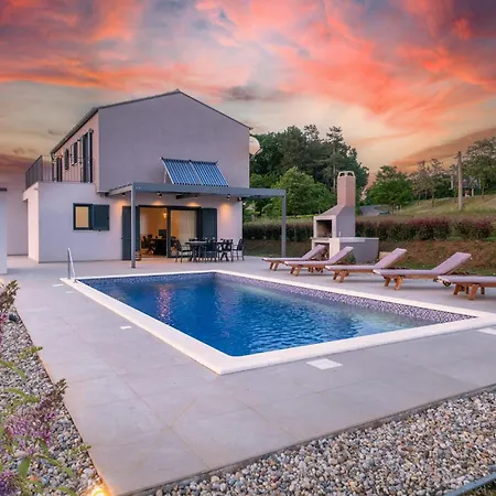 Amazing In Manjadvorci W/ Outdoor Swimming Pool, Wifi&3 Bedrooms Vakantiehuis